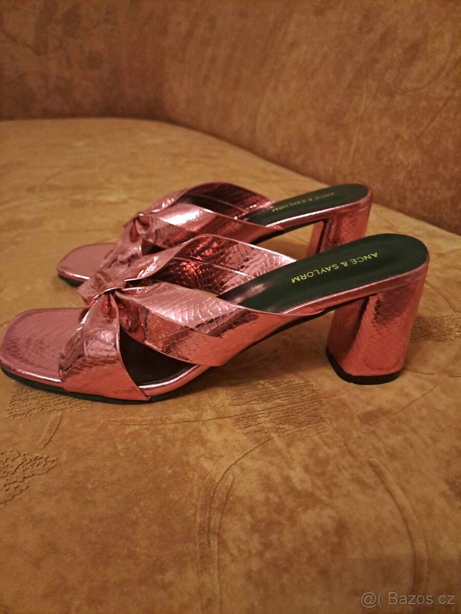 Trendy fuchsiové sandály na vysokém podpatku