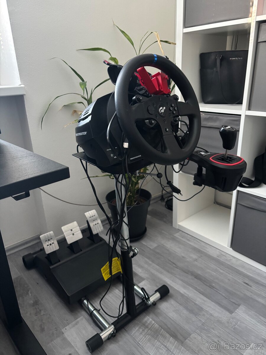 Thrustmaster T300 + řadící a ruční páka.