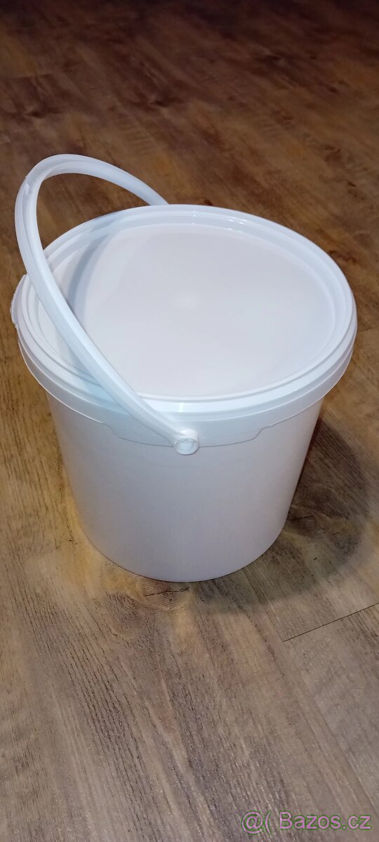 Plastové kbelíky 6l s víkem