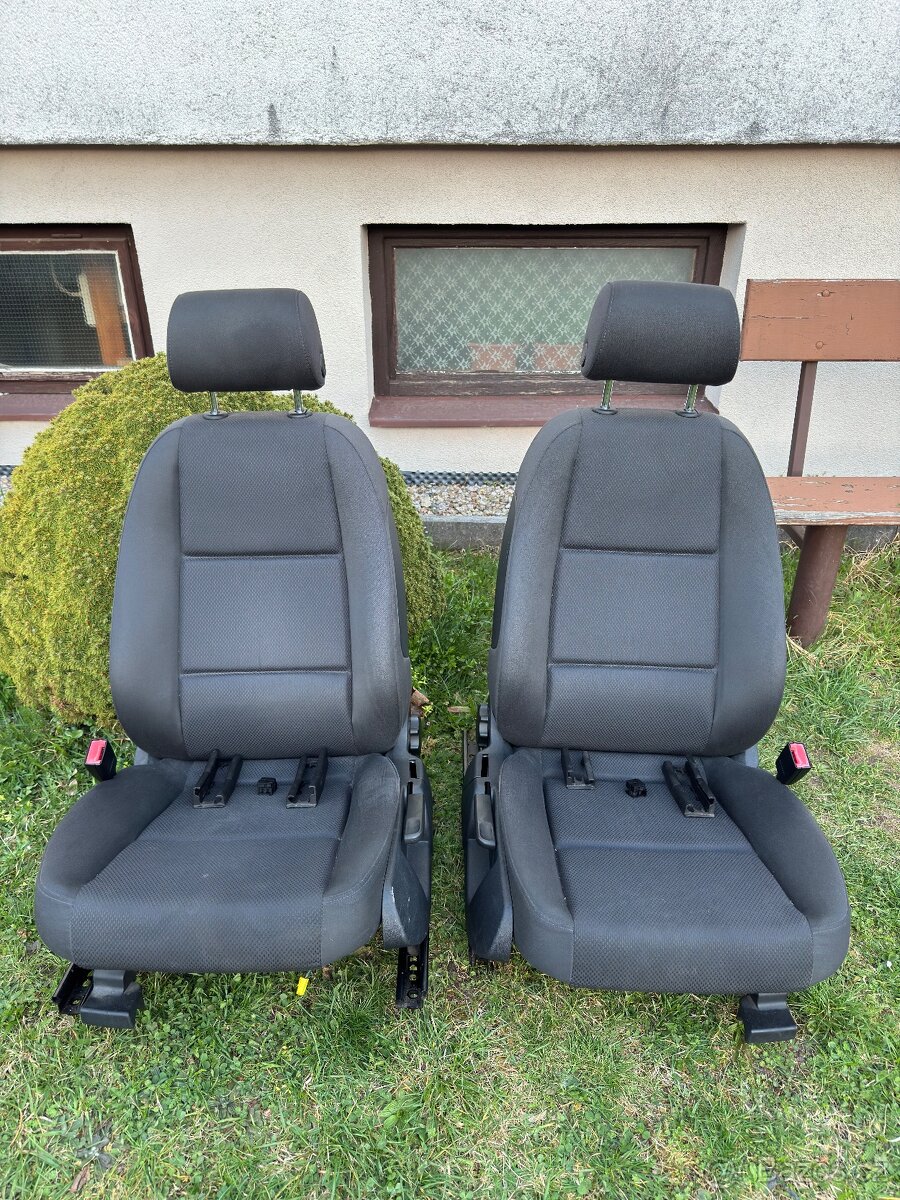 Přední + zadní sedačky Audi a4 b6(manuální, látkové)
