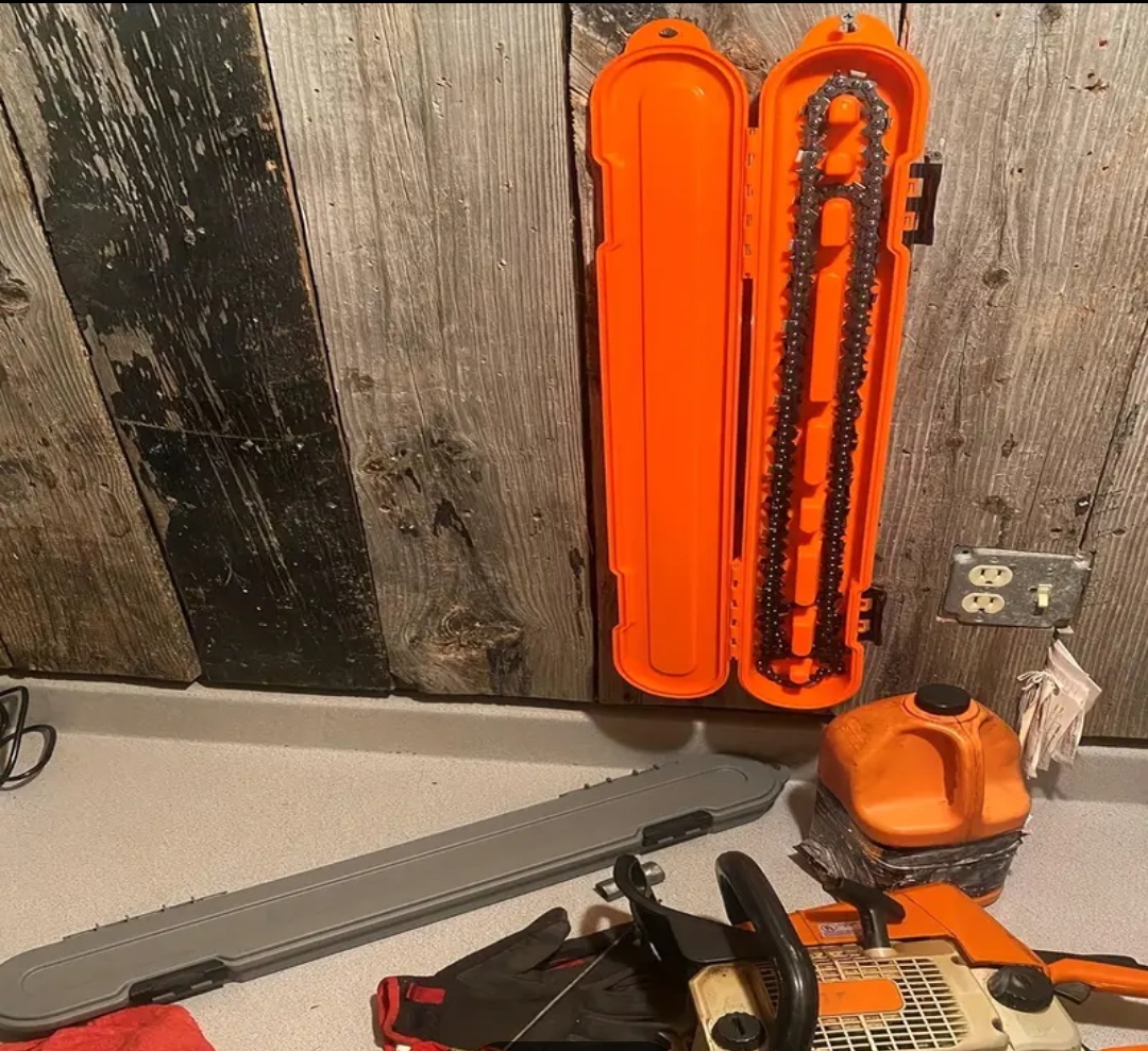Úložný plastový box pro řetězy motorové pily.