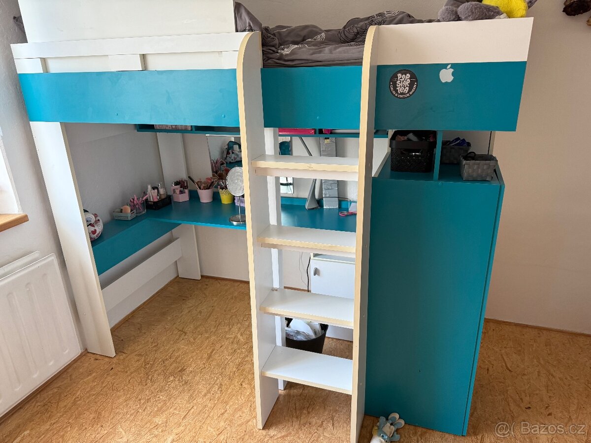Patrová postel se stolem a skříní