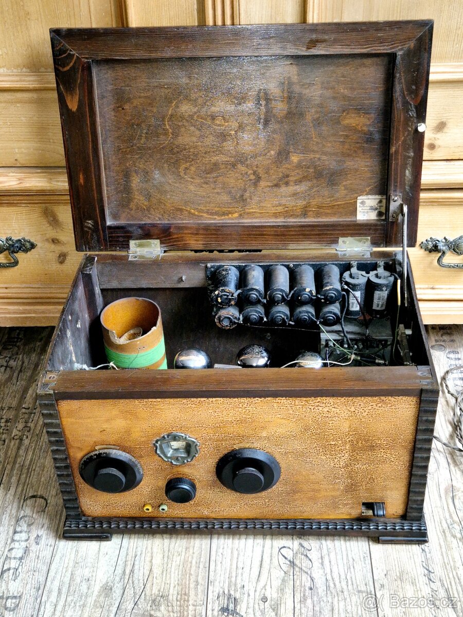 Velké rádio, truhlička, 20 léta, 3 lampovka