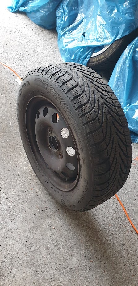 Sada zimních pneu 185/65 R14 na plechových discích