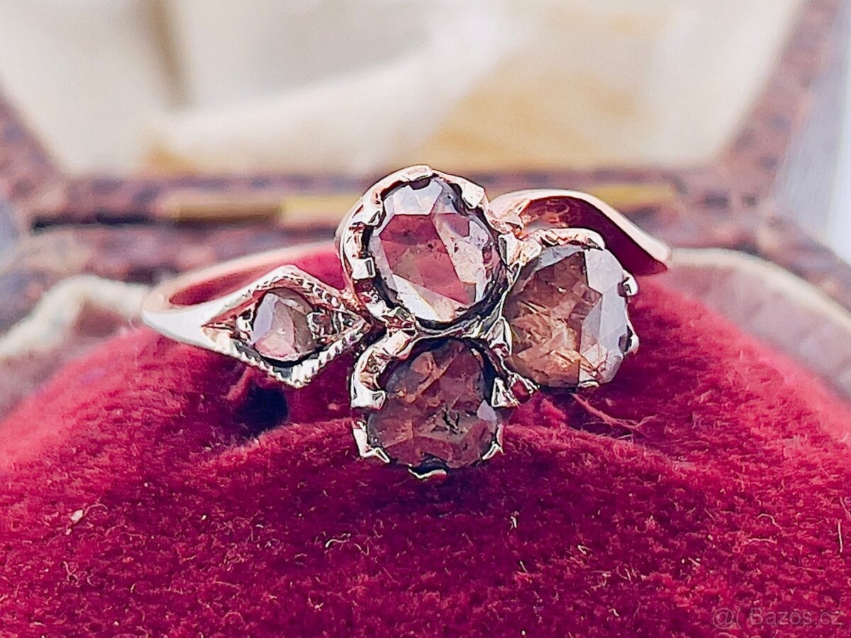 Zlatý prsten s diamantmi