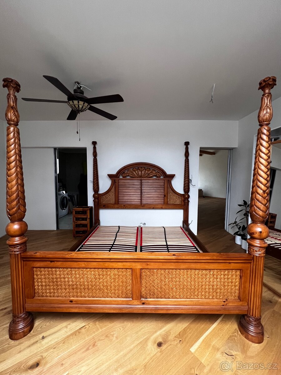 Dřevěná postel