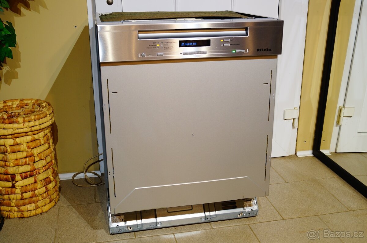 Myčka Miele nerezová vestavná G 6730 SCi, tři koše