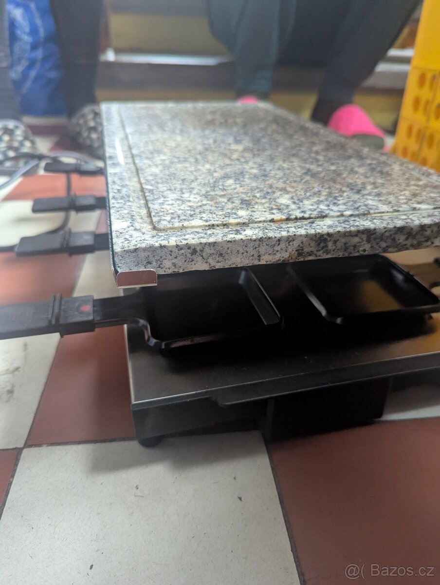 Zahradní gril s mramorovou deskou