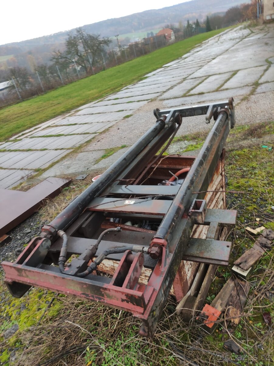 Zvedací zařízení za traktor