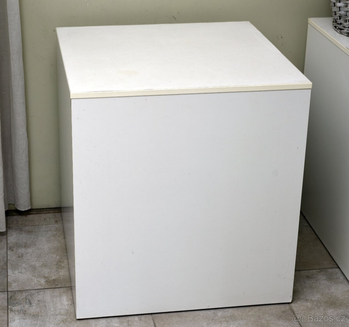 Prodejní pult kostka bílé lamino