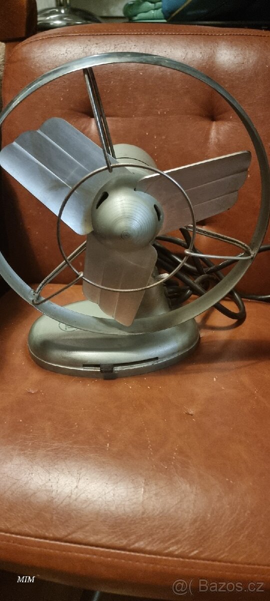 Jedná se o starožitný stolní ventilátor PAL.