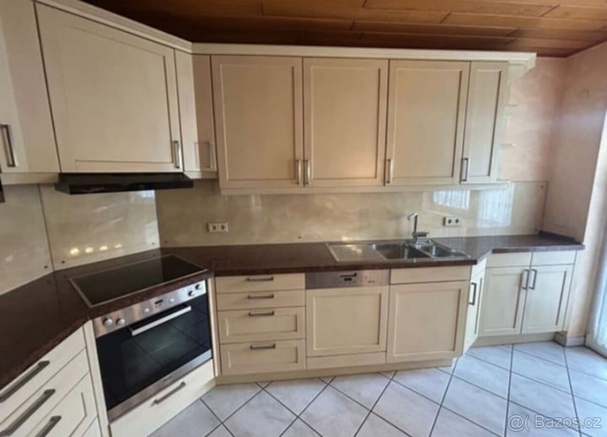 Prostorná venkovská kuchyně s vestavěnými spotřebiči,5594