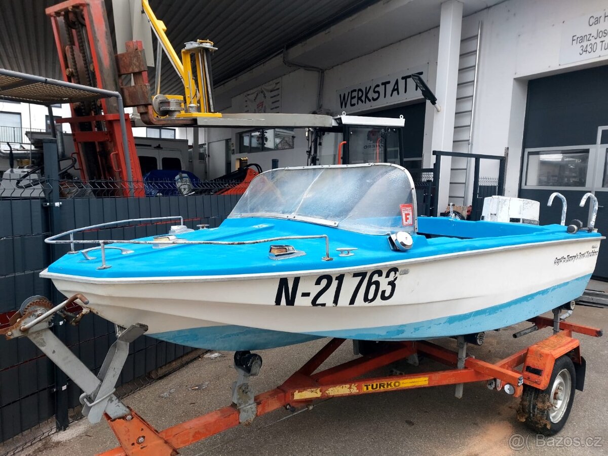 Motorový člun s motorem Chrysler