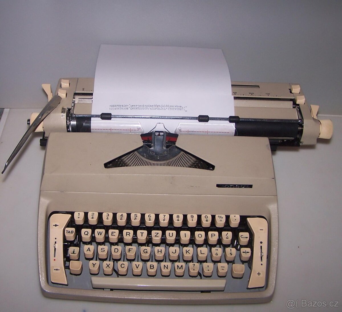 kufříkový psací stroj