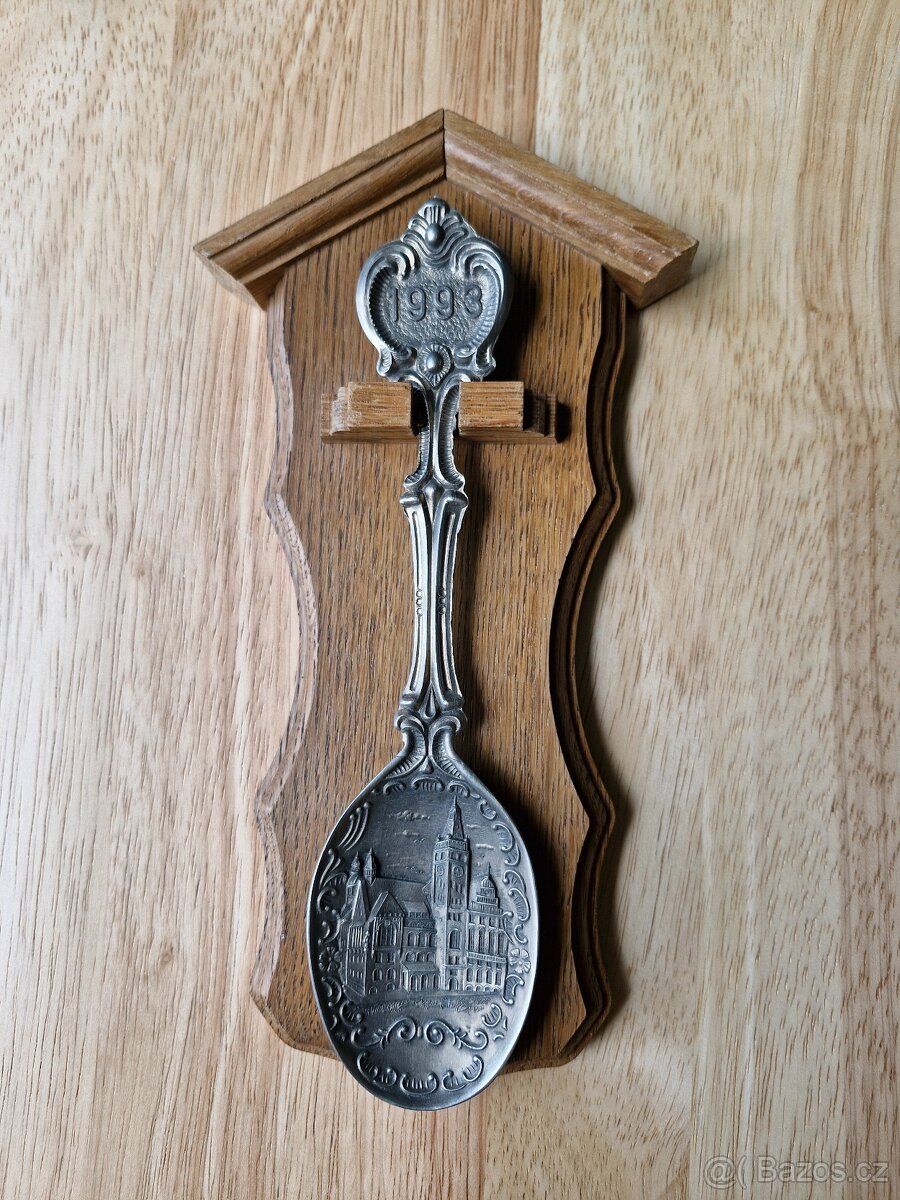 Sběratelská nástěnná cínová lžíce 1993