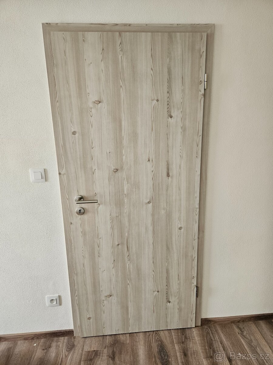 Interiérové dveře se zárubněmi - levé - 80tky