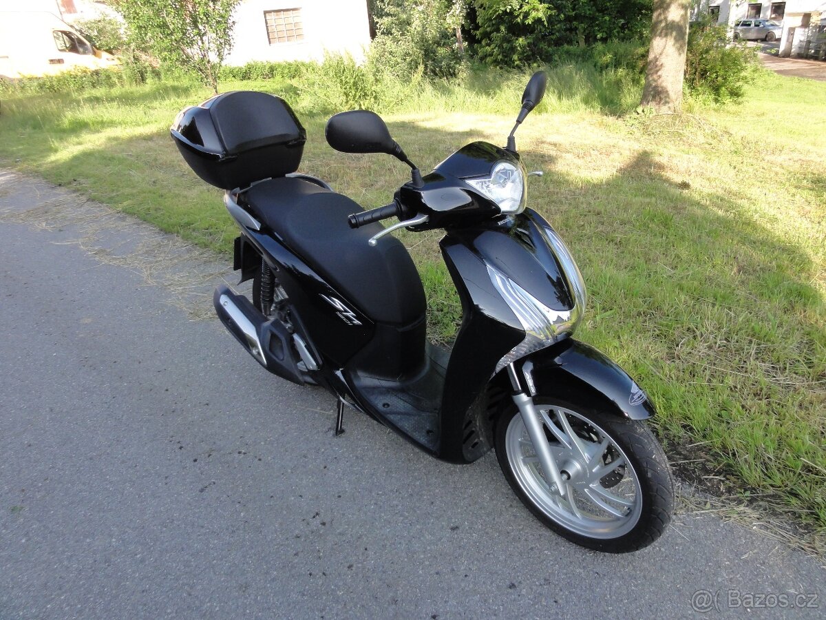 HONDA SH 150i,pouze 6 850 km, TOP STAV, STK do 05/2029