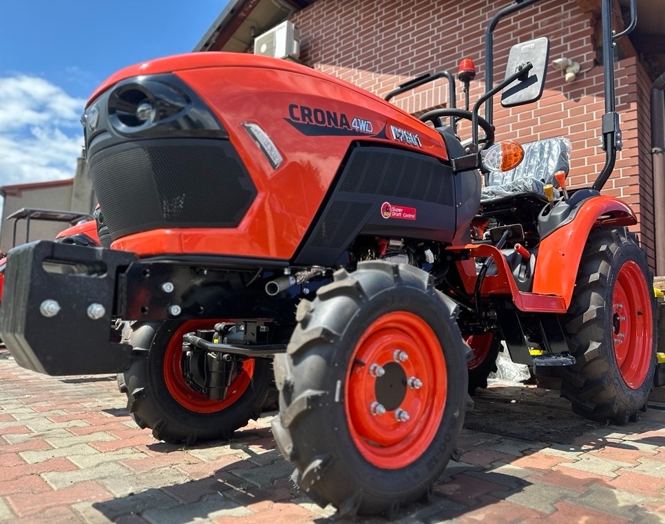 traktor / malotraktor s výkonem 26 koní, 4x4 na SPZ