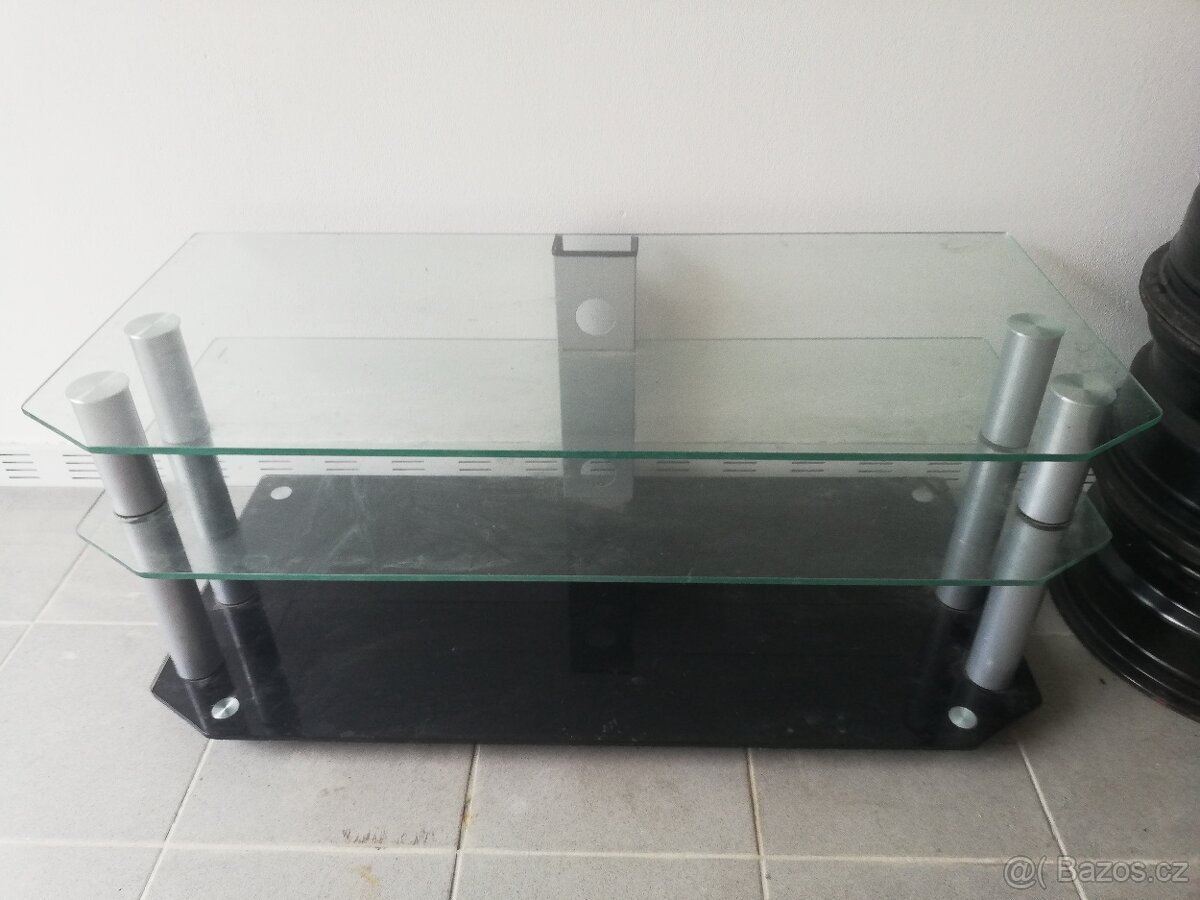 Skleněný stolek pod TV