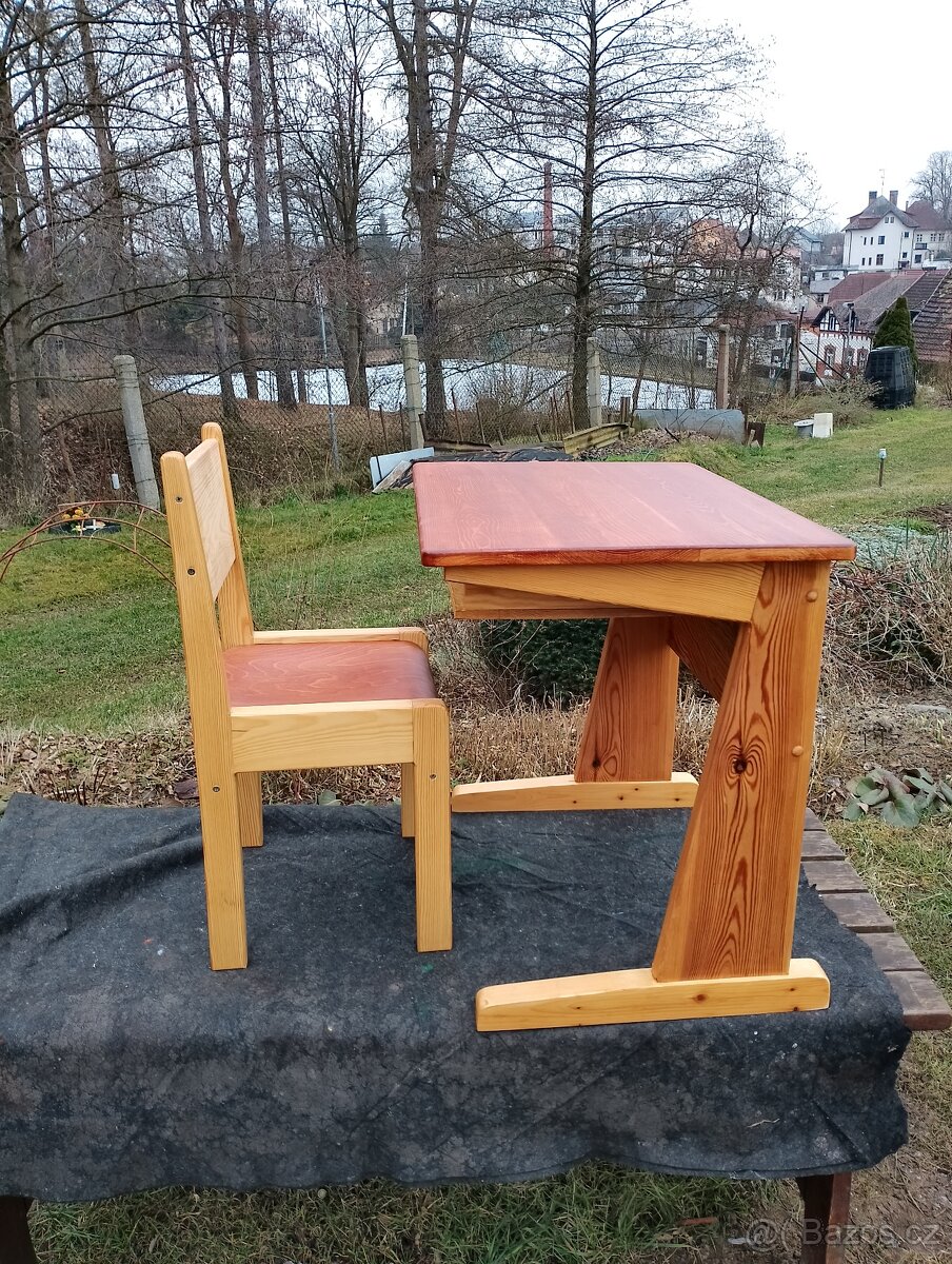 Dětský stolek a židlička