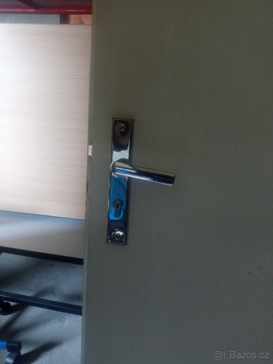 (((. Bezpečnostní dveře. )))