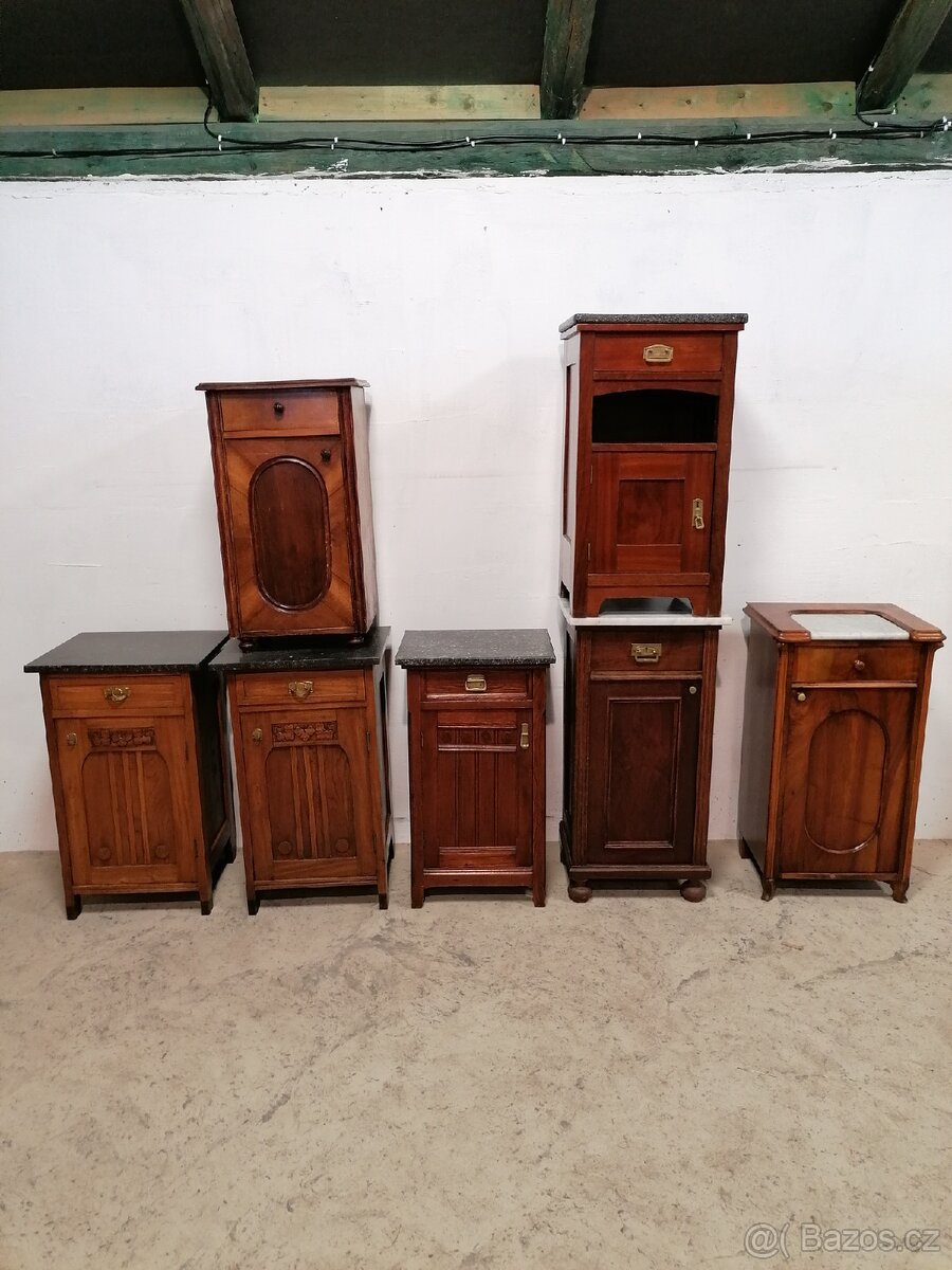 Jednotlivé staré noční stolky, starožitné noční stolky