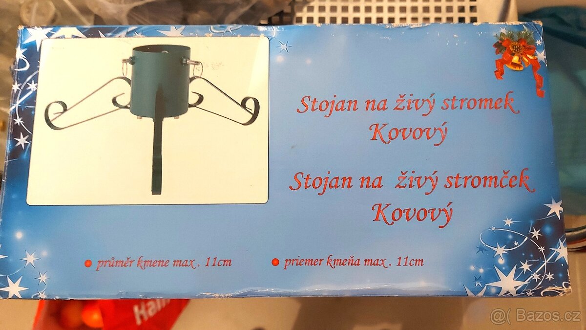 kovový stojan na vánoční strom