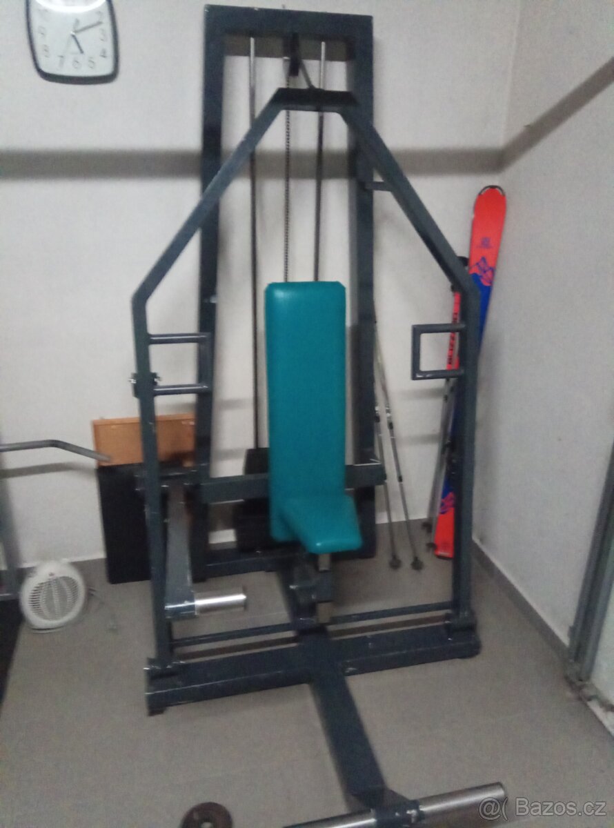 Stroj na prsa v sede