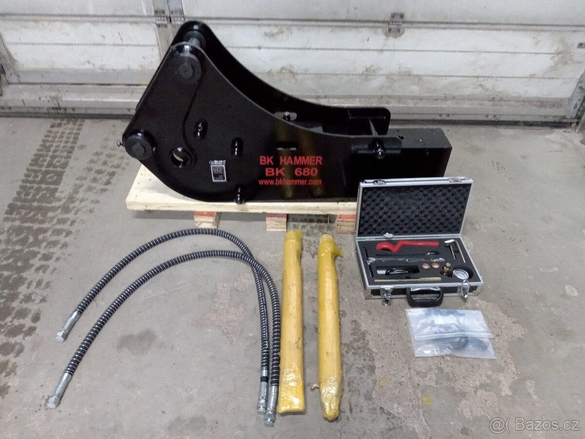 bourací kladivo na bagr JCB 3CX