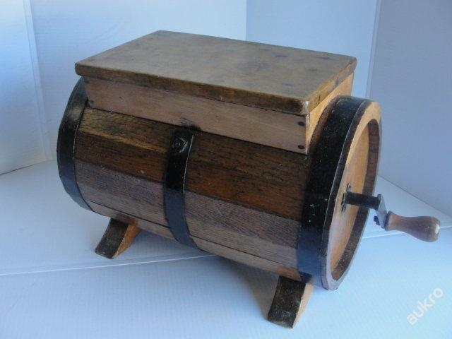 Stará, dřevěná máselnice