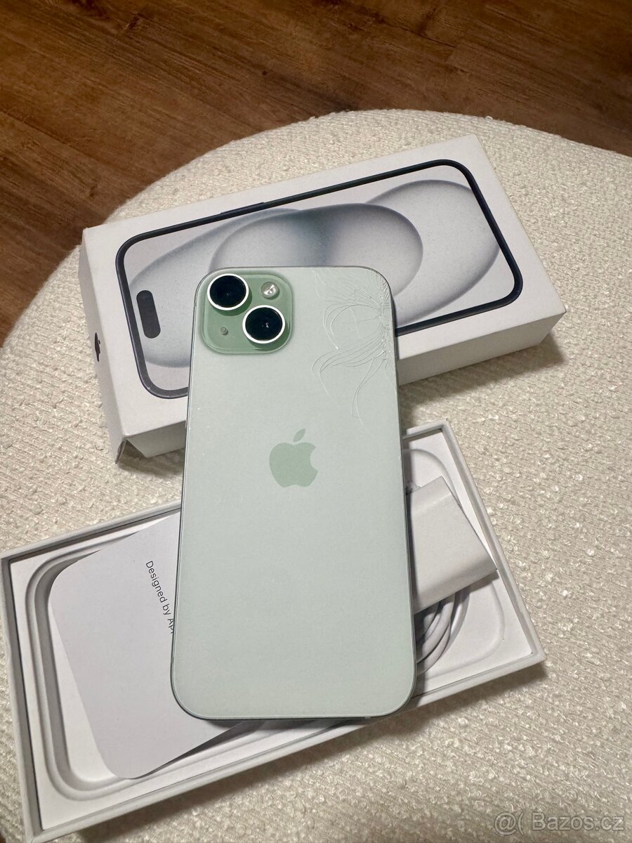 iPhone 15 128 GB, prasklé zadní sklo