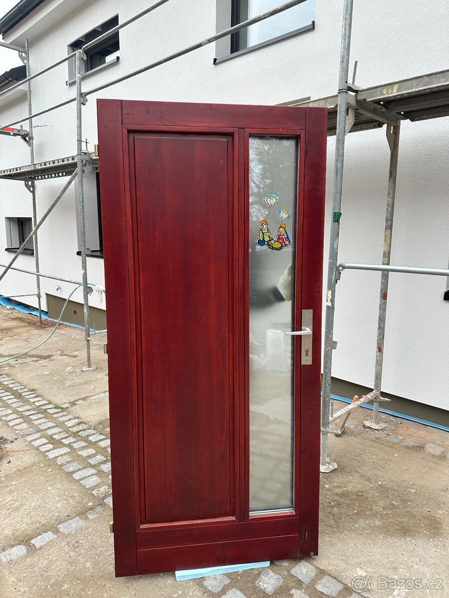 Prodám dřevěné vchodové dveře 90 L