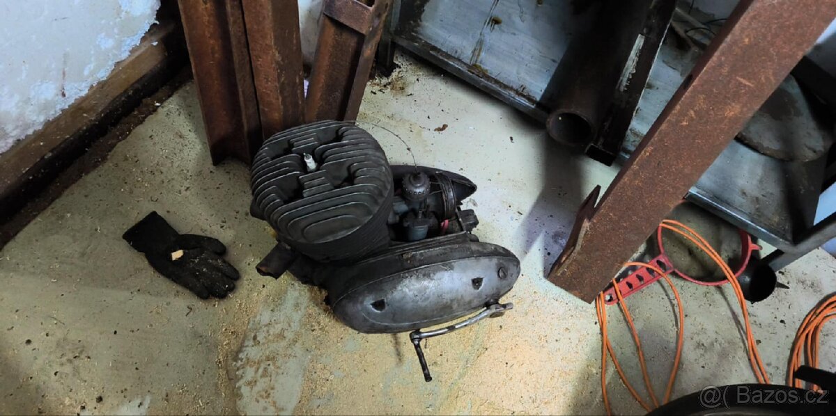 Dobrý den prodám mix dílů na značku jawu 250 kýváčku