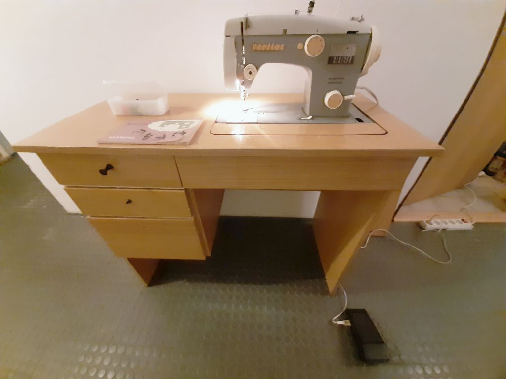 Šicí stroj Veritas Programm Automatic se stolkem