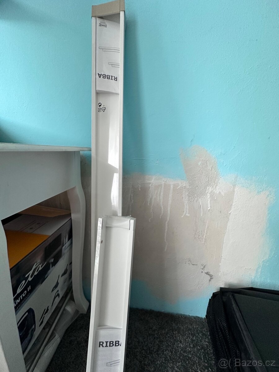 Ikea police 2ks, celkem 250,-