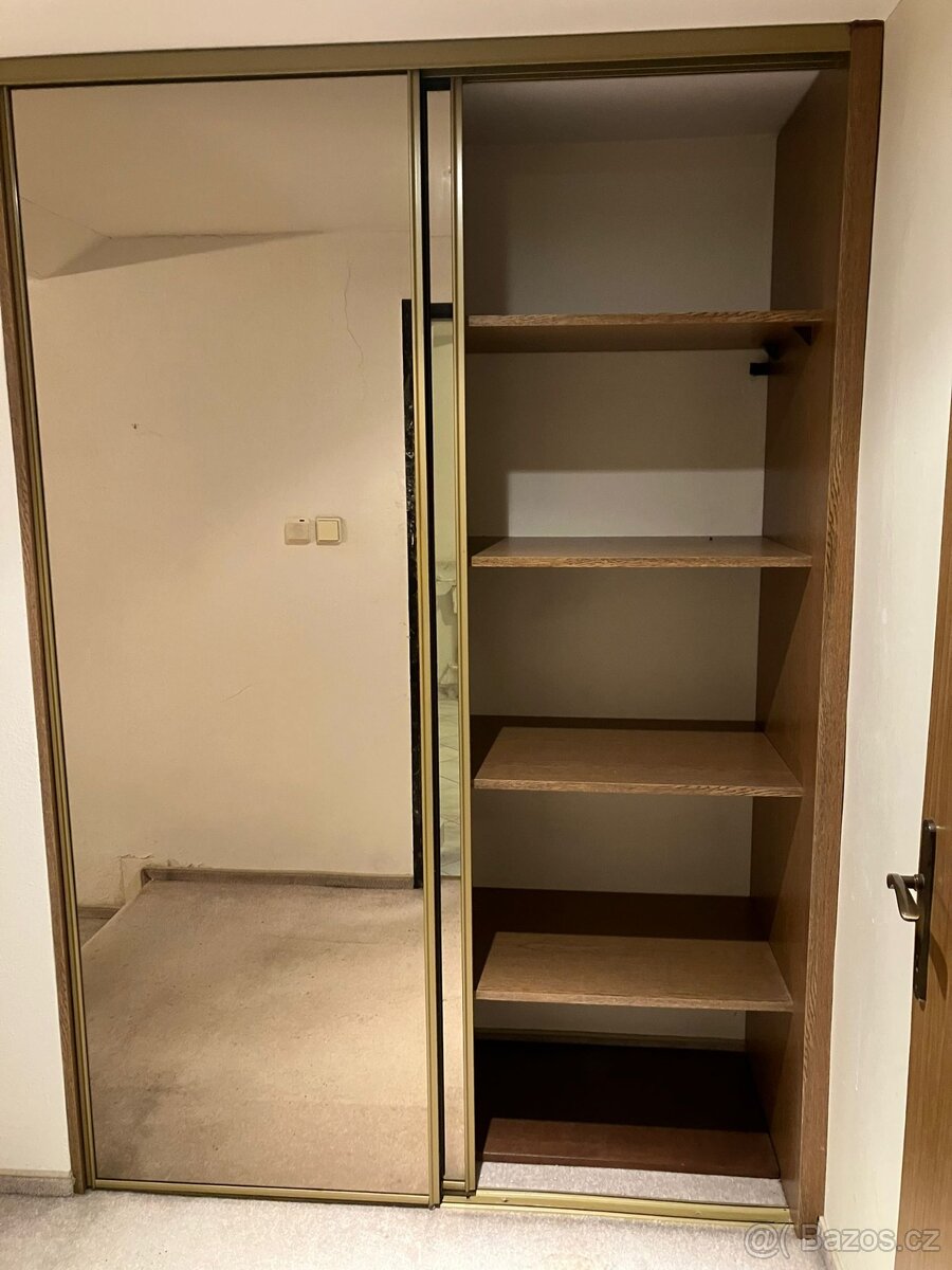 Demontovaná - šatní skříň s policemi 148x214 cm