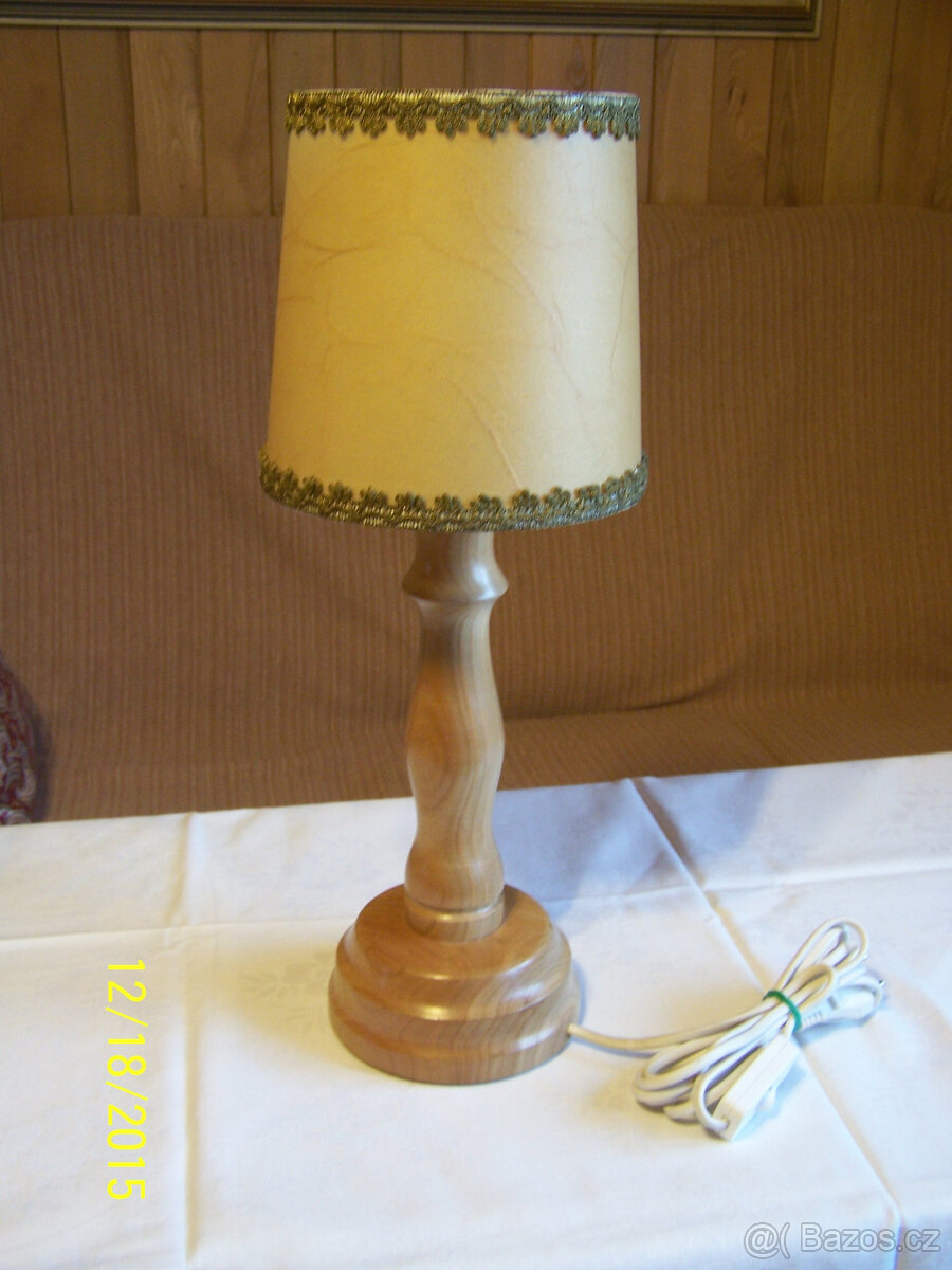 Obraz na plátně a svítidlo