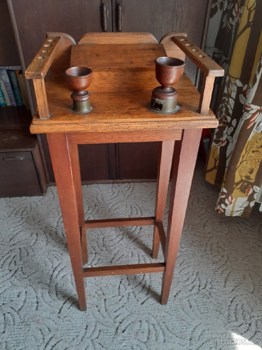 Starožitný kuřácký stolek