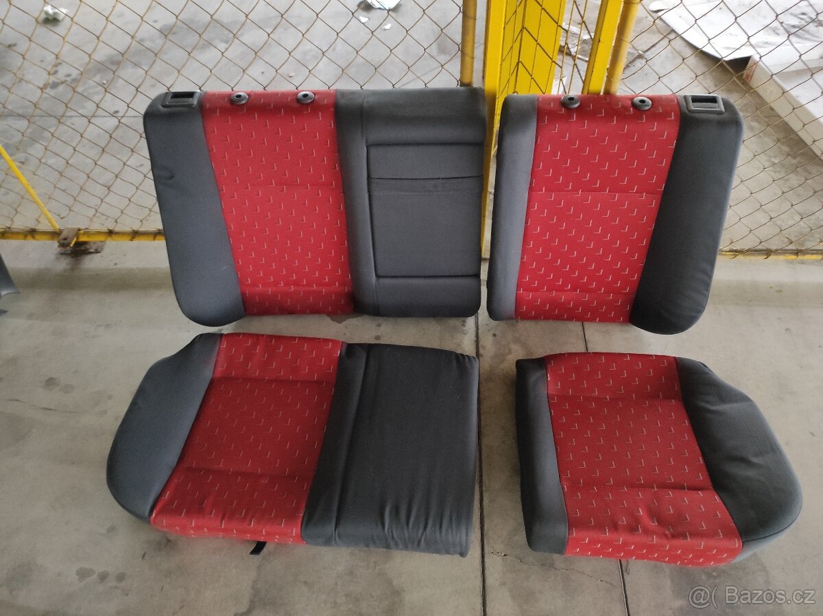 Škoda Octavia I zadní sedačky červené
