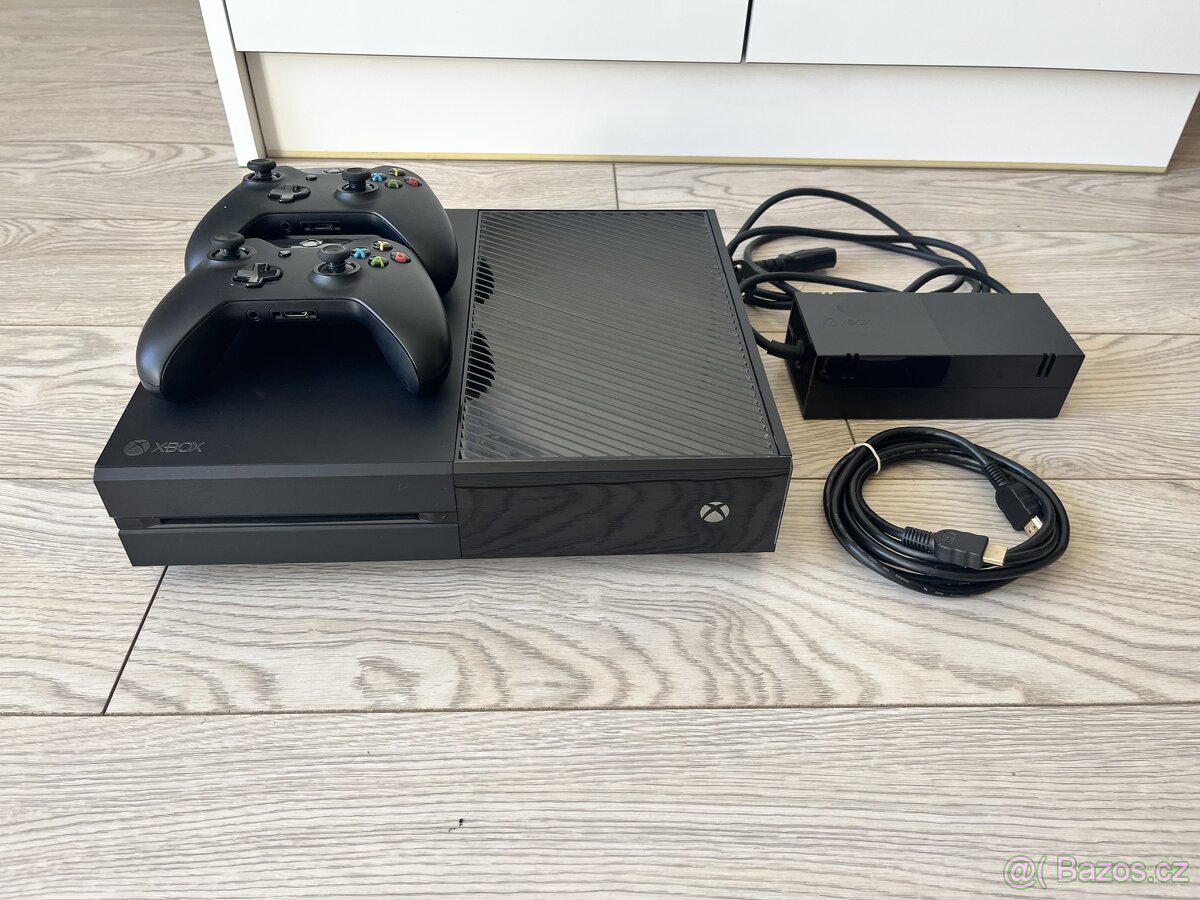 Xbox one + 2 ovladače, hdmi kabel,  volant, Kinect, 5 her
