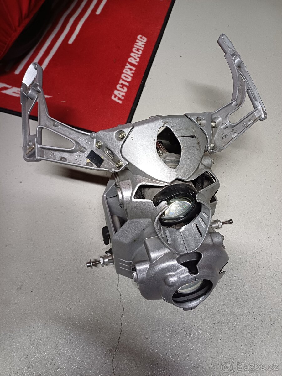 DUCATI 999 držiak prednej kapoty / svetiel