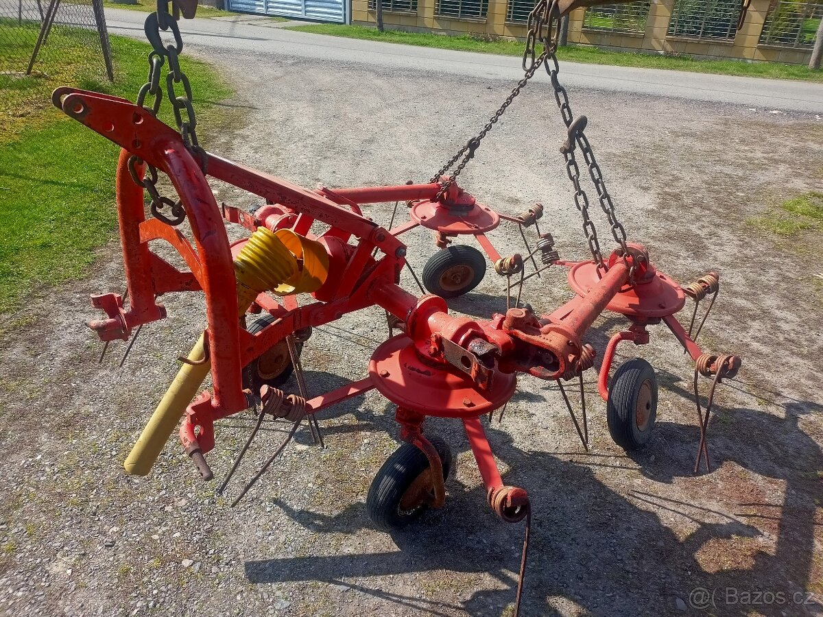 Obraceč sena Kuhn 4 m neseny