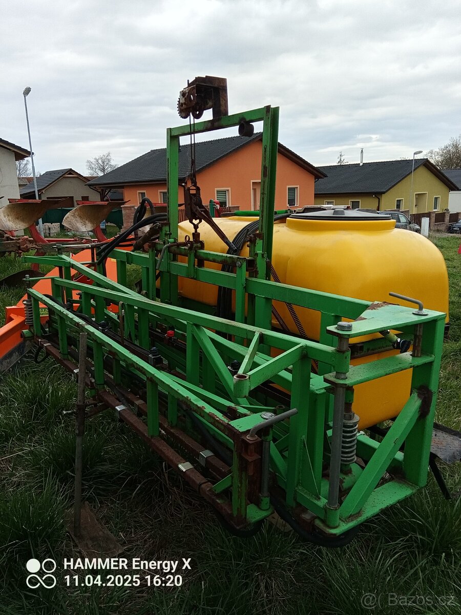 Nesený postřikovač 800 l