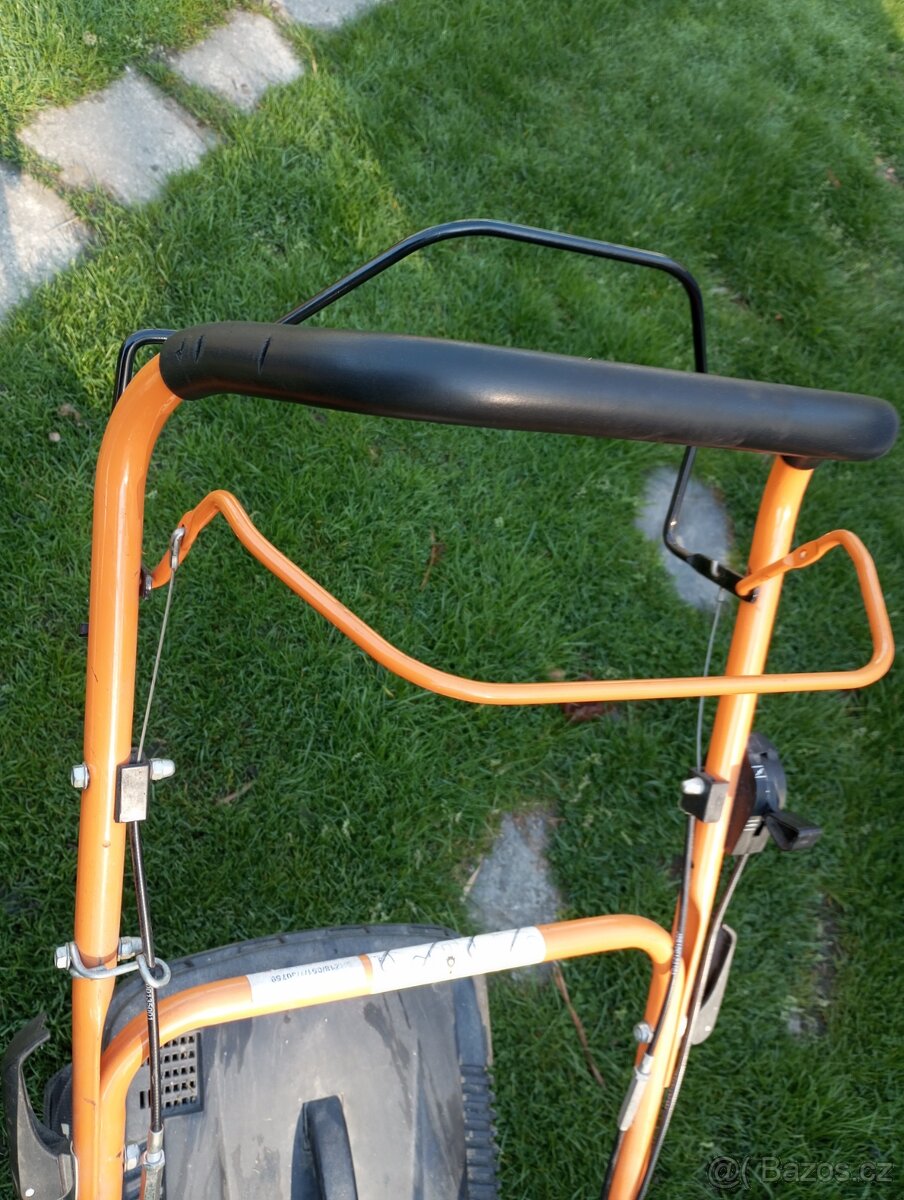 Motorová sekačka s pojezdem.