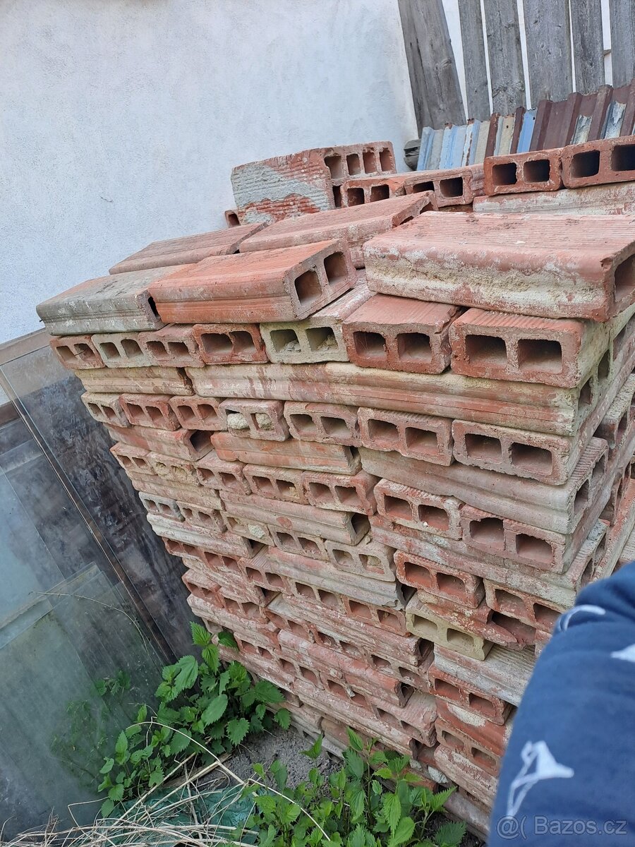 Cihly duté dvoudíráky použité
