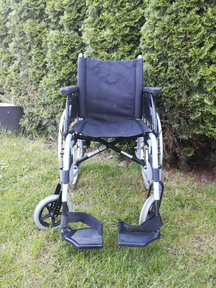 Mechanický invalidní vozík skládací