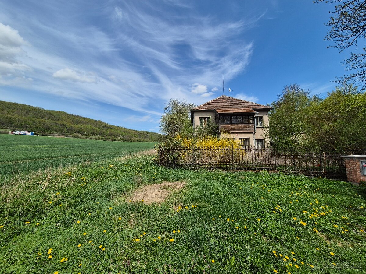 Komerční pozemek Prah-západ 7835 m2,u dálnice Rudná/Loděnice