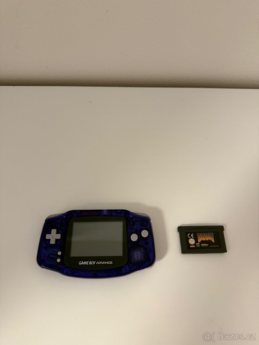 Game Boy Advance (modrý průhledný) + originální hra DOOM