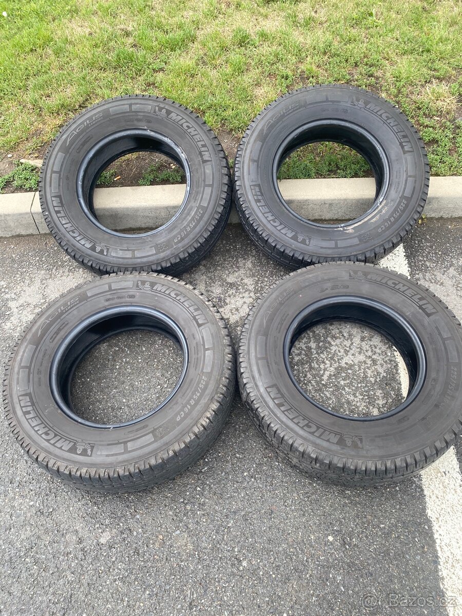 Celoroční pneumatiky Michelin 225/75/16c