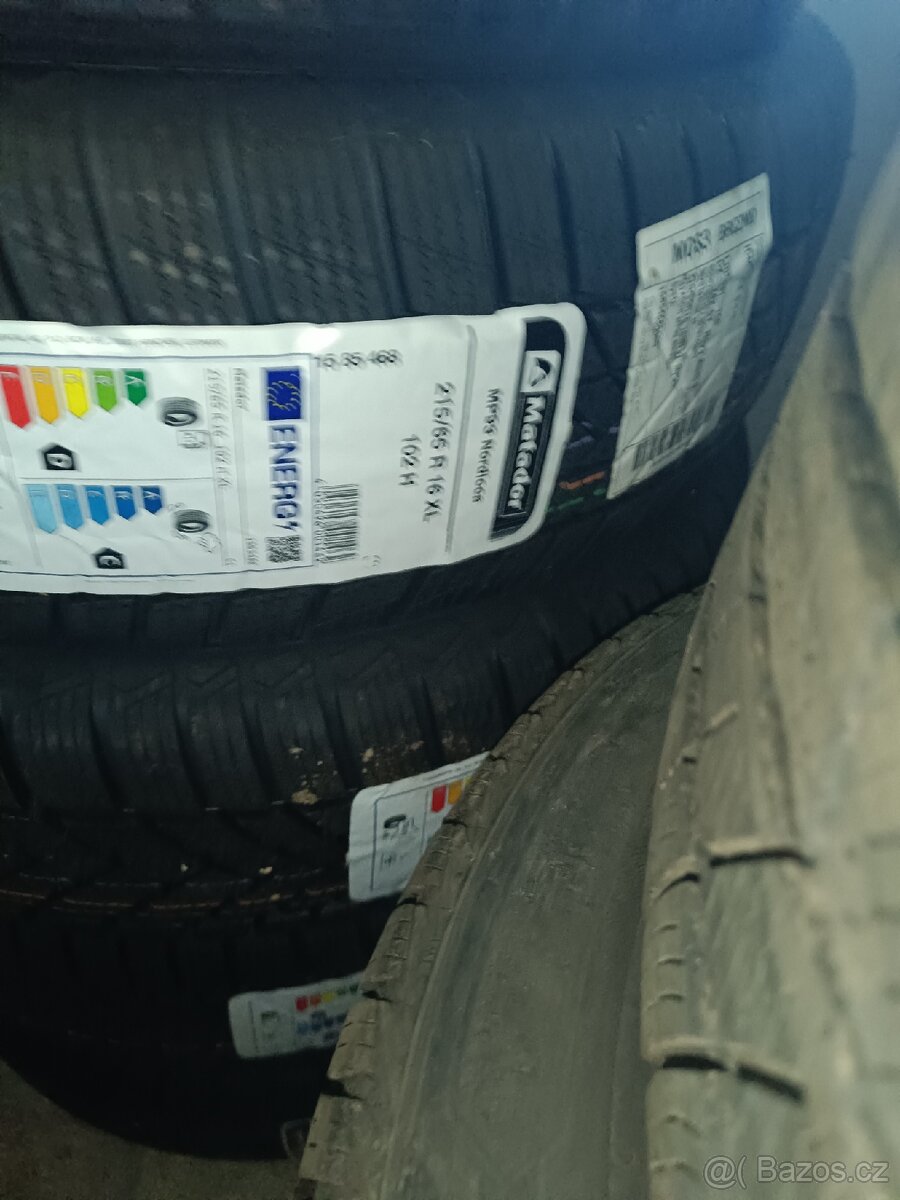 Nové zimní pneu 215/65/R16